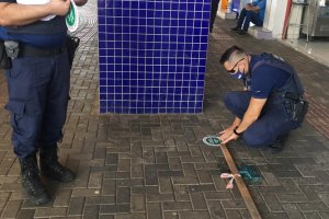 Prefeitura faz demarcação de distanciamento em espaços públicos