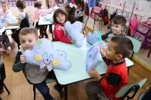 Alunos produzem chaveiro e almofada para aprender sobre bons sentimentos