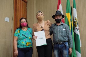 Administração entrega documento de imóveis para cerca de 50 famílias