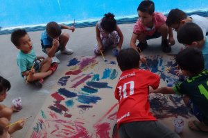 Crian&ccedil;as fazem arte usando cores