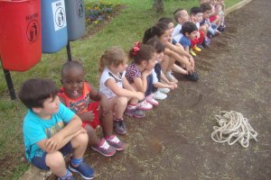 Crian&ccedil;as praticam atividades de atletismo no Verd&atilde;o