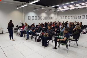 Servidoras municipais fazem palestra em semin&aacute;rio sobre sa&uacute;de promovido pela Udesc