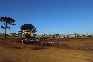Cerca de 40 caminh&otilde;es e m&aacute;quinas trabalham na constru&ccedil;&atilde;o do lago do Eldorado