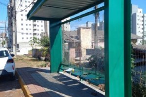 Prefeitura de Chapec&oacute; j&aacute; entregou mais de cem novos abrigos para passageiros do transporte coletivo