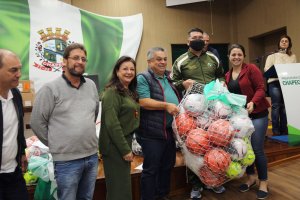 Escolas municipais de Chapec&oacute; recebem R$ 2,7 milh&otilde;es em computadores e material esportivo