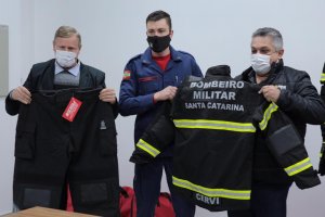 Prefeito de Chapecó entrega 60 kits de combate à incêndio para os Bombeiros