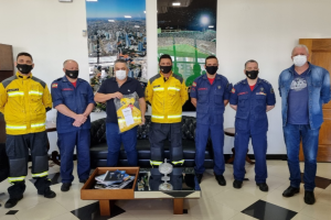 Prefeito entrega equipamentos de proteção aos bombeiros