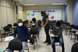 Secretaria de Educação lança curso de Língua Portuguesa para estrangeiros