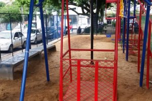 Prefeitura instala brinquedo adaptado na Pra&ccedil;a Central de Chapec&oacute;