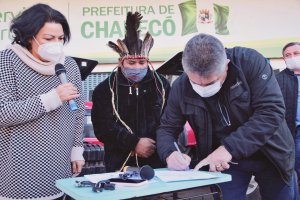 Ind&iacute;genas recebem tratores da Funai e tratam demandas com o prefeito