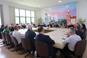 Prefeito de Chapec&oacute; realiza reuni&atilde;o de secretariado