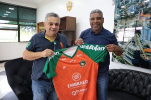 Prefeito recebe ex-técnico da Chapecoense