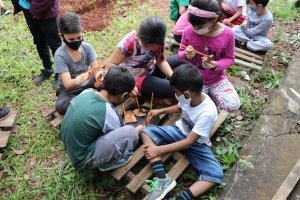 Alunos de Chapec&oacute; produzem cer&acirc;mica em estudo sobre povos origin&aacute;rios