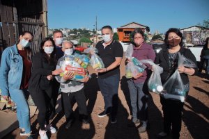 Administra&ccedil;&atilde;o entrega cestas b&aacute;sicas para associa&ccedil;&otilde;es de catadores