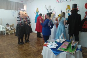 Alunos realizam atividade associando  fantasia e realidade