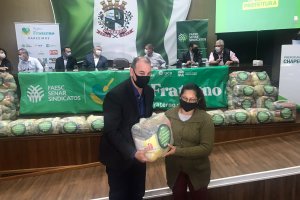 Famílias de Chapecó recebem 706 cestas básicas do programa Agro Fraterno