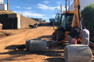 Asfalto nos Bairros: Rua do Trevo começa a ser pavimentada 