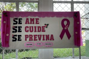 Sa&uacute;de de Chapec&oacute; realiza a&ccedil;&otilde;es de preven&ccedil;&atilde;o e orienta&ccedil;&atilde;o sobre c&acirc;ncer de mama