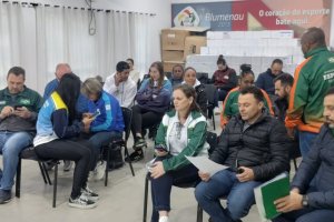 Dirigentes municipais se re&uacute;nem com Fesporte para definir Atletismo dos Parajasc