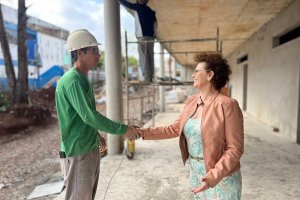 Prefeita em exerc&iacute;cio visita obras em escola, posto de sa&uacute;de e Parque Eldorado