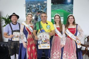 Prefeito de Chapec&oacute; recebe rainha e princesas da Oktoberfest