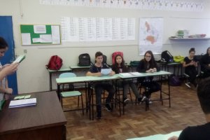 Assuntos pol&ecirc;micos s&atilde;o debatidos em sala de aula