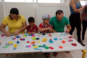 Dia da Fam&iacute;lia visa aproximar fam&iacute;lia e escola