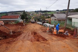 Ruas do bairro Vila Real recebem asfalto