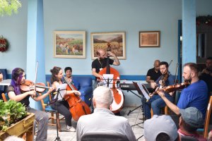 Orquestra Sinfônica de Chapecó se apresenta para grupo de idosos na CCI