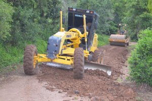 Mutir&atilde;o garante melhorias nas estradas do Distrito de Marechal Bormann
