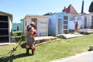 Prefeitura realiza limpeza dos cemit&eacute;rios