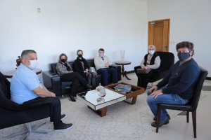 Prefeito recebe família Lanznaster para falar de homenagem