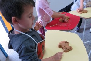 Pequenos escultores brincando de artista