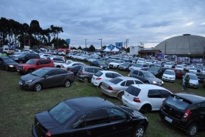 Moradores do bairro Efapi faturam renda extra durante os dias de feira