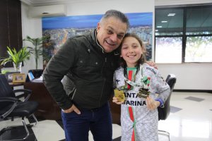 Prefeito recebe atleta convocada para o Pan-americano de Taekwondo