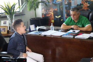 Prefeito recebe chapecoense classificado no The Voice Kids
