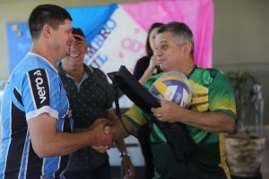 Prefeitura entrega kits de materiais esportivos para idosos de 40 comunidades