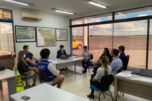 Equipe do Centro do Atendimento ao Imigrante realiza reunião no aeroporto