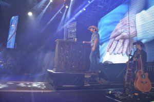 Fernando e Sorocaba e Ana Clara animaram a primeira noite de shows nacionais da EFAPI