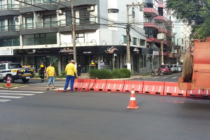 Prefeitura fecha cruzamento da avenida Fernando Machado com a Guapor&eacute;