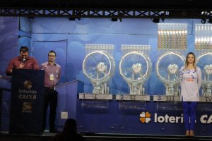 Caminhão da Sorte realiza sorteios da Quina e Lotofácil