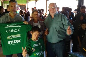 Base do futsal recebe material esportivo