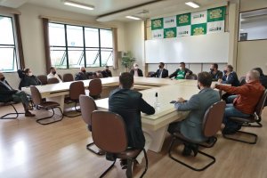 Administração reúne concessionária do aeroporto e donos de hangares