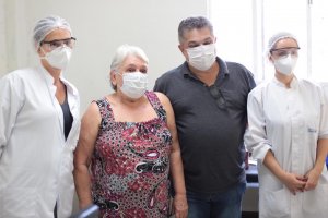 Idosos com 73 anos manifestam alegria pela vacinação