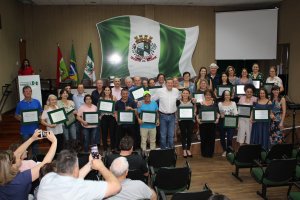 Servidores com mais de 30 anos dedicados a Chapec&oacute; s&atilde;o homenageados