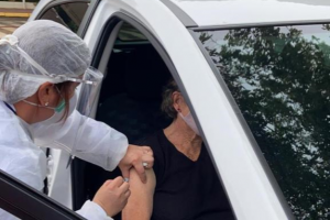 Segue vacinação para idosos entre 80 e 82 anos