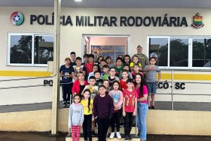 Estudantes da EBM Linha Campinas visitam o 2º Comando de Polícia Militar Rodoviária de Chapecó