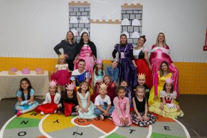 Baile real estimula imagina&ccedil;&atilde;o e criatividades atrav&eacute;s de hist&oacute;rias infantis em creche municipal