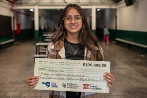 Aluna da Rede Municipal vence Festival Santa Catarina Canta