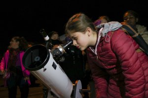 Alunos observam o c&eacute;u com telesc&oacute;pio na EPC Cyro Sosnosky